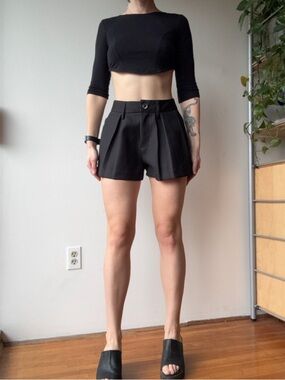 SMFK Black High-Waist Pleated Structured Shorts - size 2